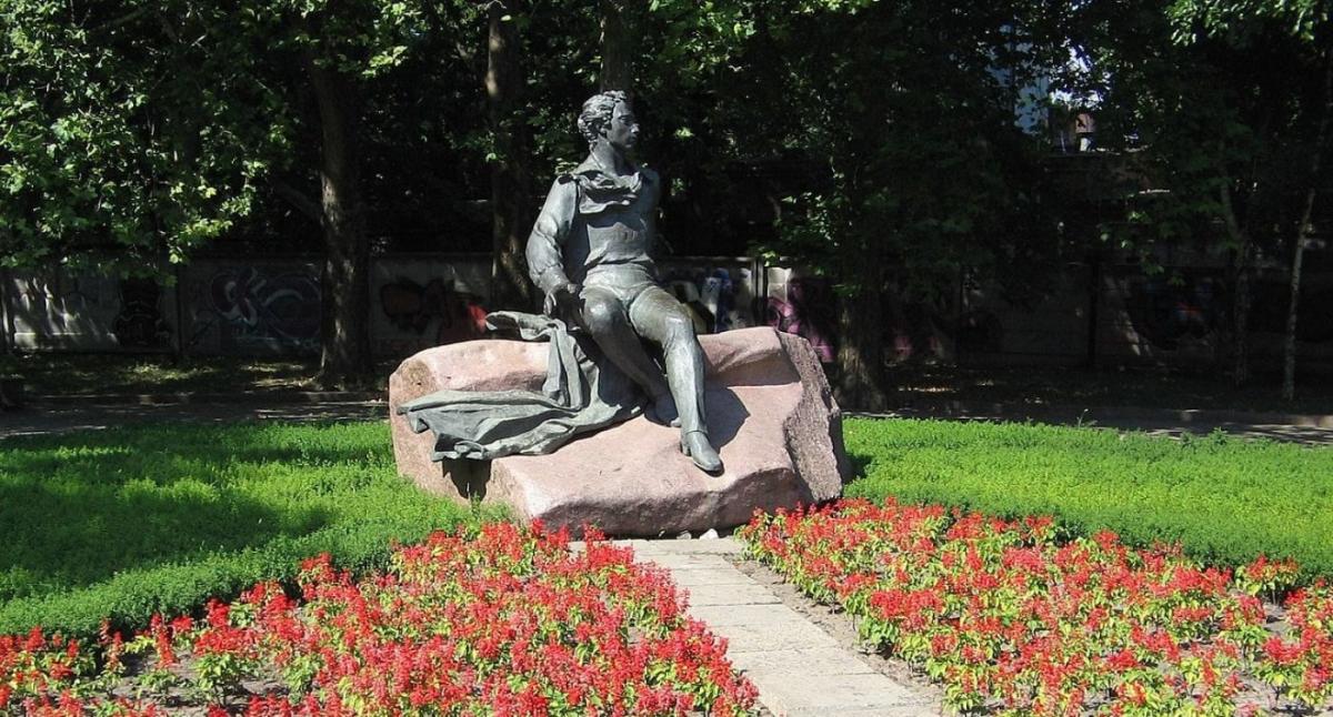 В Николаеве демонтировали памятник Пушкину