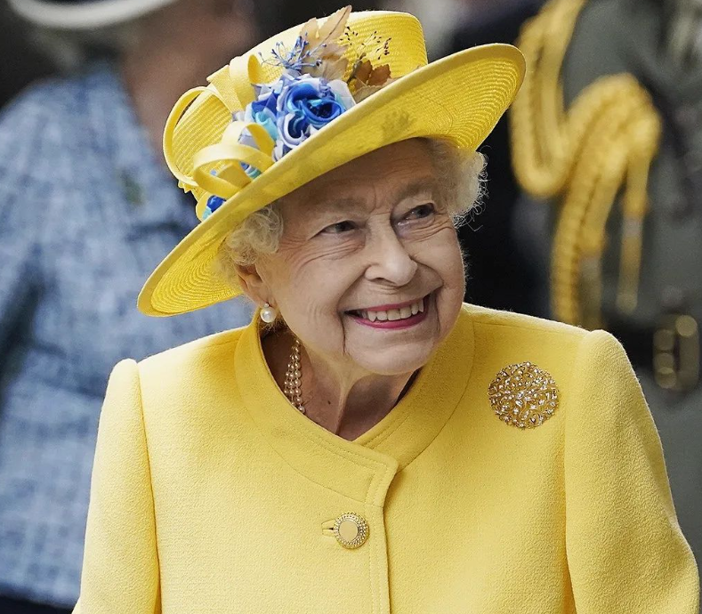 На недавньому заході королева Британії з'явилася в наряді в синьо-жовтих кольорах \ instagram.com/theroyalfamily