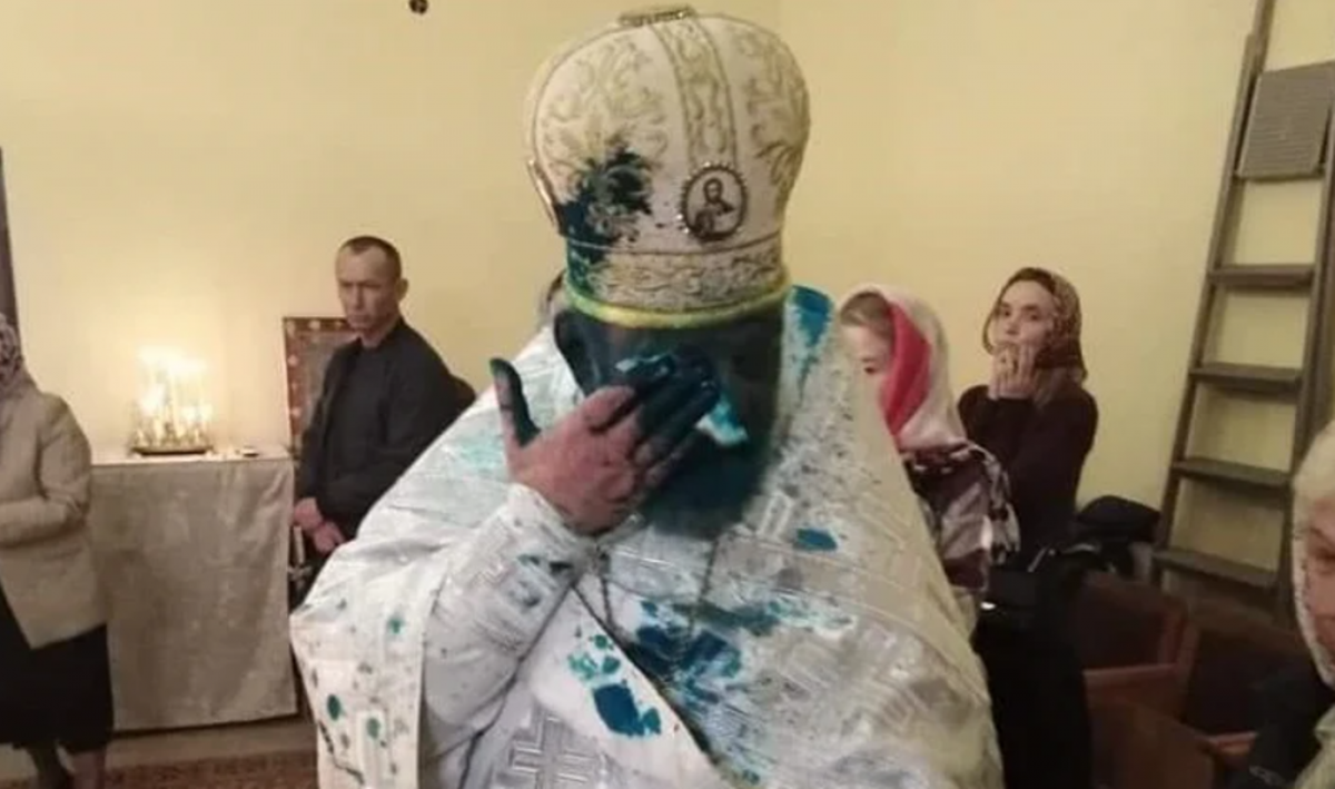 Священника облили зеленкой / фото news.church.ua