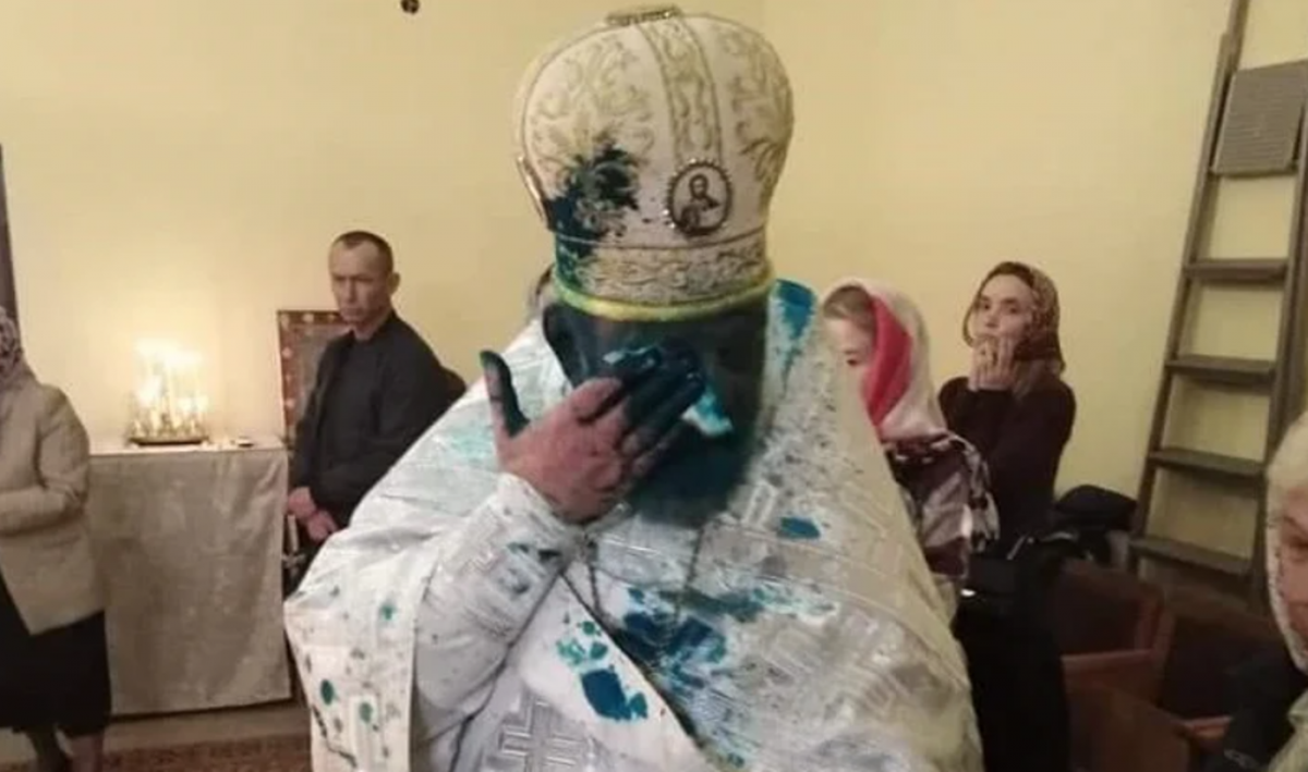 Священика облили зеленкою / фото news.church.ua Священика облили зеленкою / фото news.church.ua