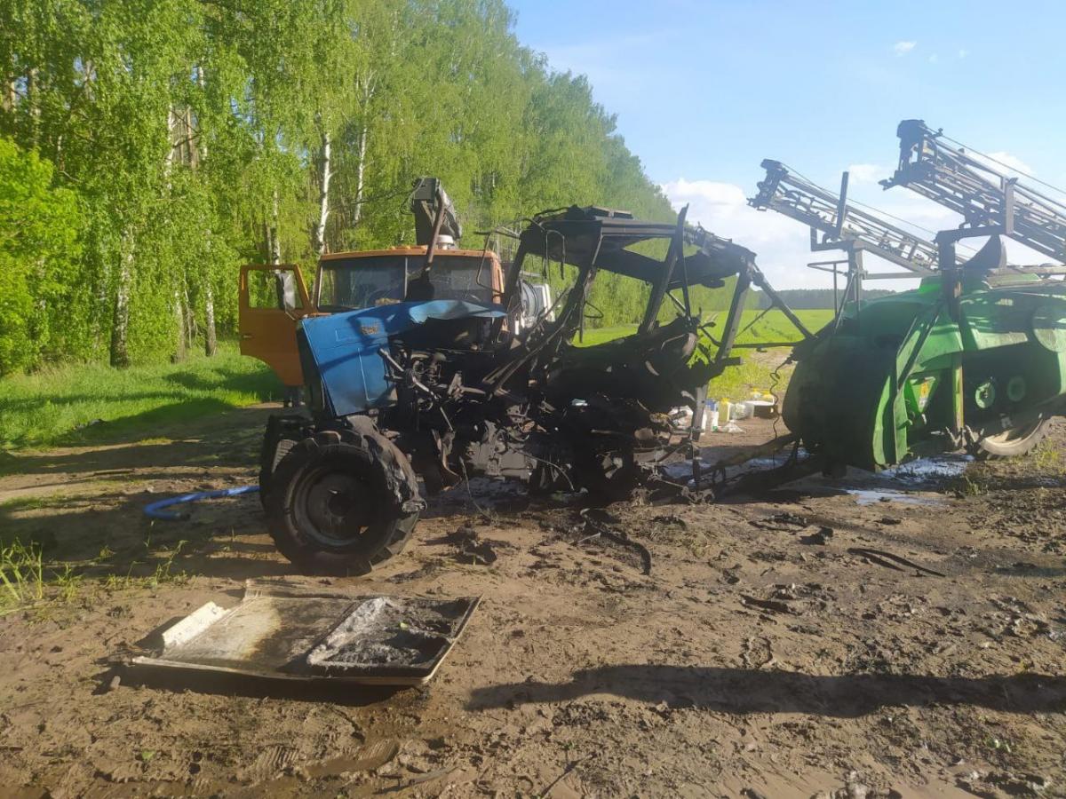 На Чернігівщині трактор наїхав на вибуховий пристрій / фото ДСНС Україна На Чернігівщині трактор наїхав на вибуховий пристрій / фото ДСНС Україна