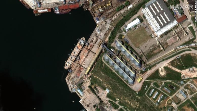 В оккупированном Крыму загружали зерном два российских корабля / фото Maxar Technologies