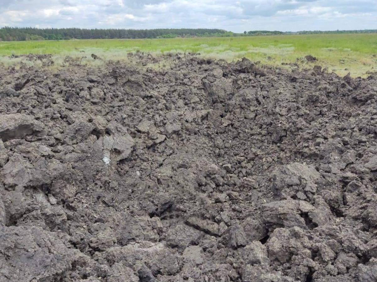 На Дніпроперовщині вибух ракети утворив вирву глибиною у 4 метри / фото Дніпропетровська ОДА На Дніпроперовщині вибух ракети утворив вирву глибиною у 4 метри / фото Дніпропетровська ОДА