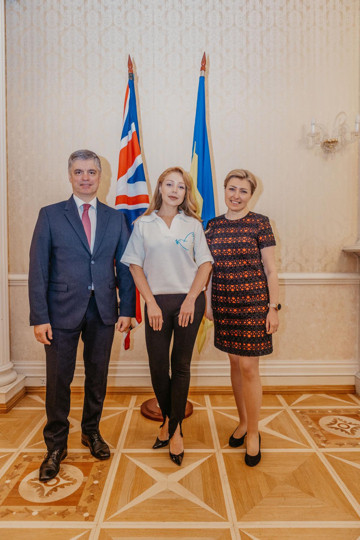 Кароль також зустрілась з послом України у Британії Пристайком / фото прес-служби Тіни Кароль