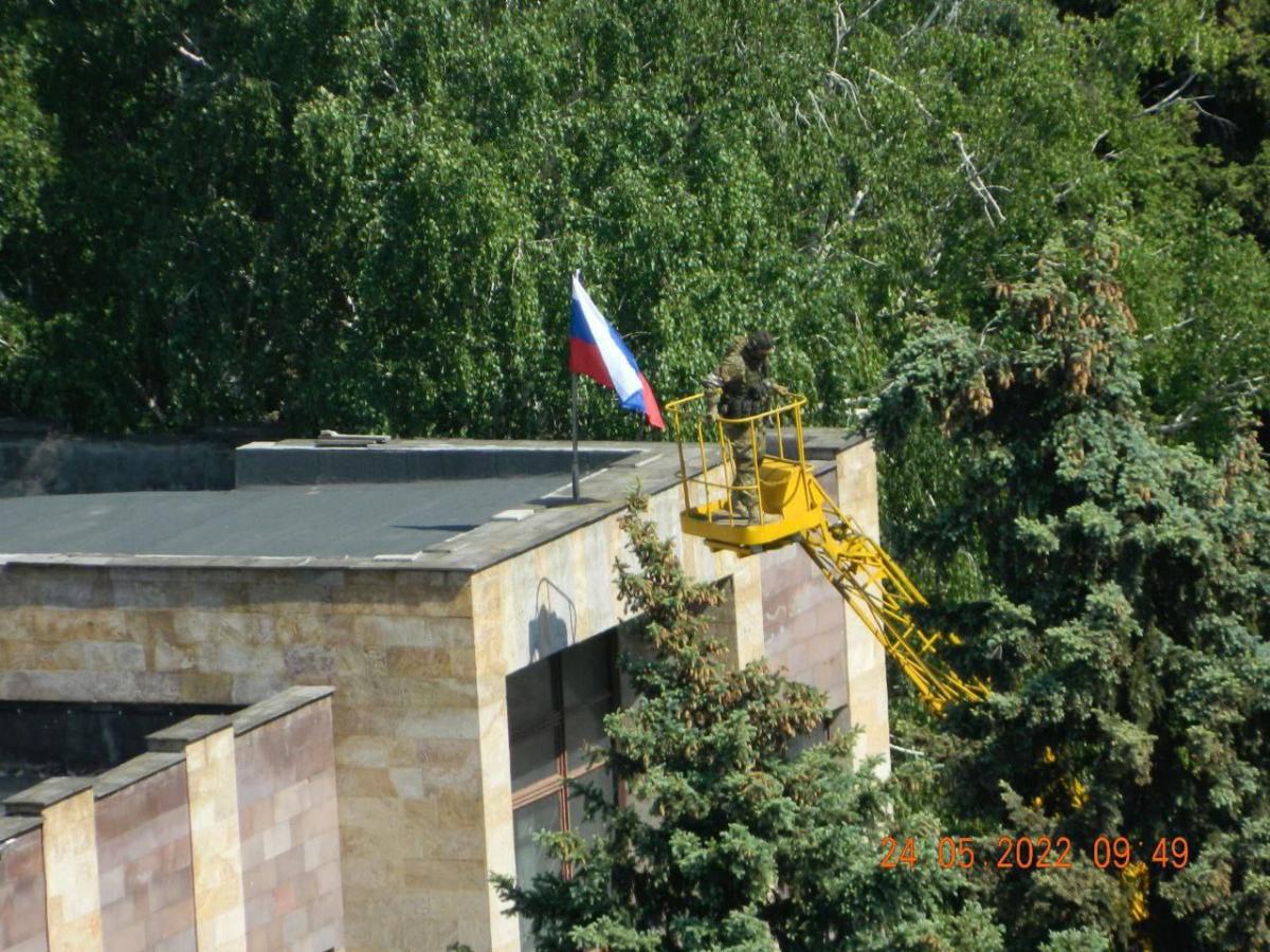 Росіяни вже стигли вивісити свій триколор / Фото: з соцмереж