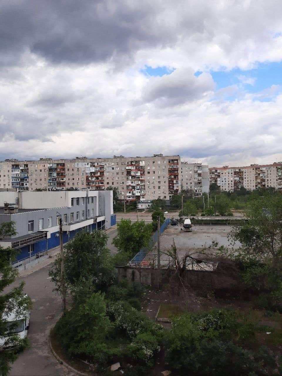 В последние дни, когда жилой массив обстреливают непрерывно, добраться до места гибели человека крайне сложно / фото Телеграм-канал Сергея Гайдая В последние дни, когда жилой массив обстреливают непрерывно, добраться до места гибели человека крайне сложно / фото Телеграм-канал Сергея Гайдая