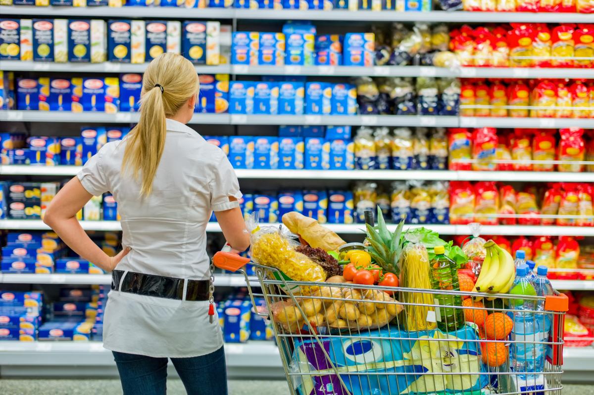 З початку повномасштабного вторгнення Росії в Україну продукти стали "з'їдати" більшу частину зарплати українців / фото depositphotos.com З початку повномасштабного вторгнення Росії в Україну продукти стали "з'їдати" більшу частину зарплати українців / фото depositphotos.com
