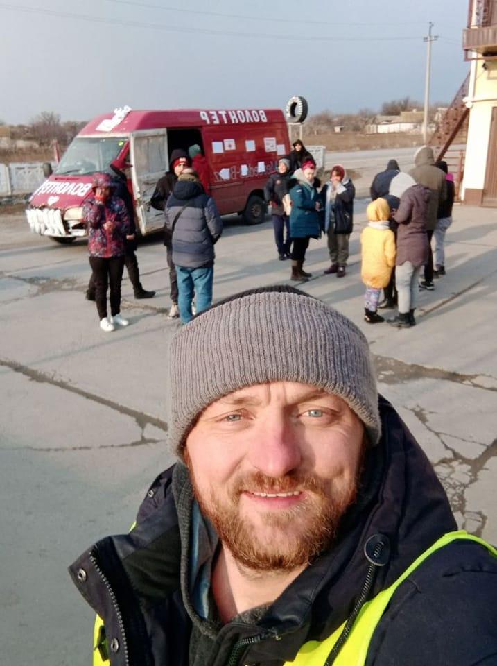 Сейчас к волонтеру попадают тысячи заявок об эвакуации из Мариуполя, однако Пурышев не знает, отправится ли туда снова / фото из соцсетей