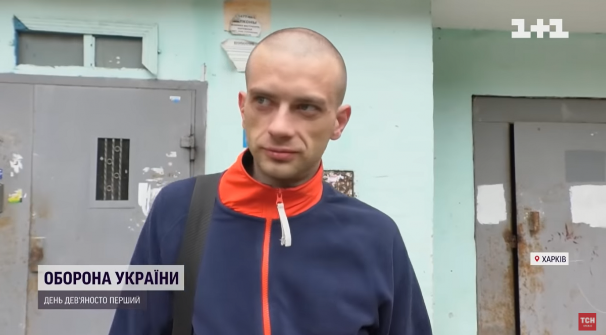 Харьковчанин под обстрелами остался в доме, в который семь раз попадали ракеты / скрин видео Харьковчанин под обстрелами остался в доме, в который семь раз попадали ракеты / скрин видео