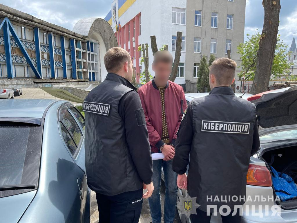 Шахрай виманив у дівчини гроші, пообіцявши евакуювати її рідних з Маріуполя / фото Національна поліція Шахрай виманив у дівчини гроші, пообіцявши евакуювати її рідних з Маріуполя / фото Національна поліція
