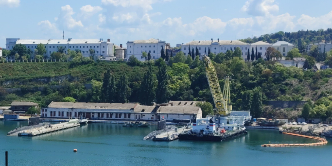 Погрузка ракет на подлодки в Севастополе / фото Крым.Реалии Погрузка ракет на подлодки в Севастополе / фото Крым.Реалии