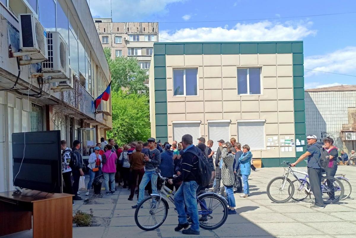 Оккупанты наживаются на беде жителей Мариуполя / фото Петр Андрющенко Оккупанты наживаются на беде жителей Мариуполя / фото Петр Андрющенко