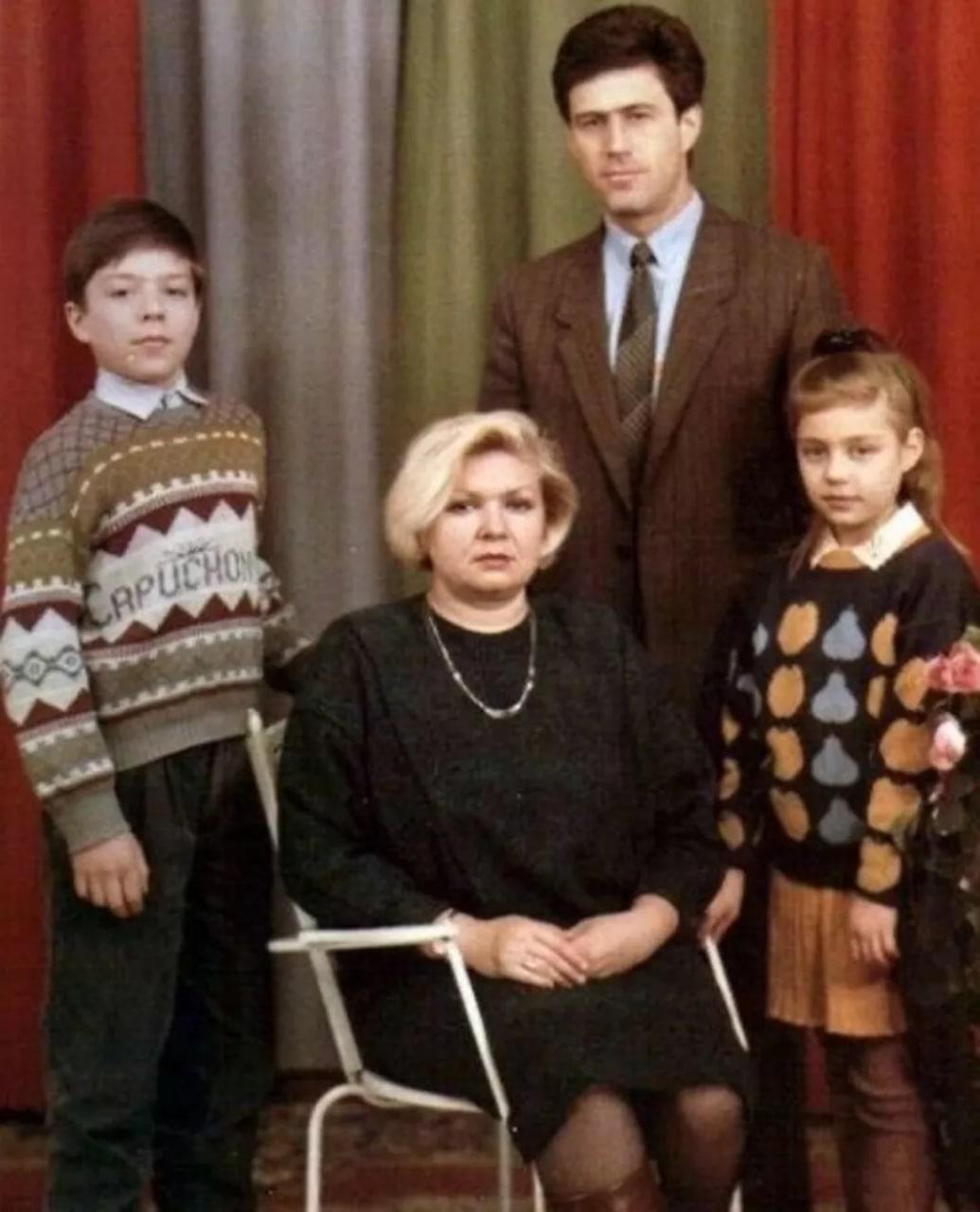 Тина Кароль с семьей в детстве / Источник - instagram.com/_fantina