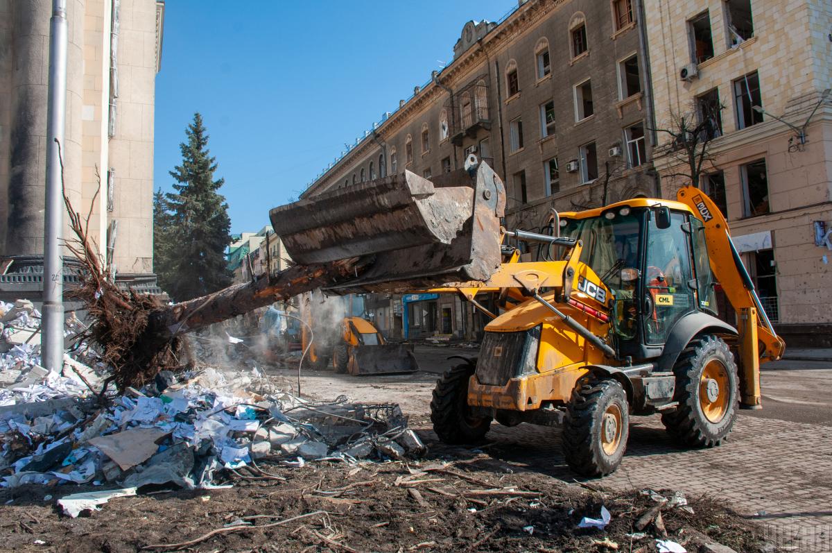 Dismantling of debris near the building of the Kharkiv Regional State Administration / photo UNIAN