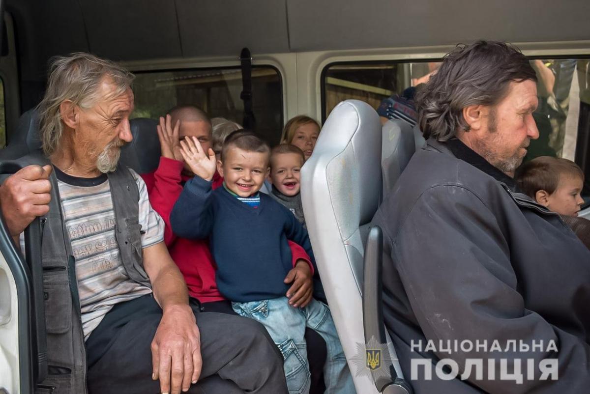 З Донбасу евакуювали людей / фото НПУ З Донбасу евакуювали людей / фото НПУ