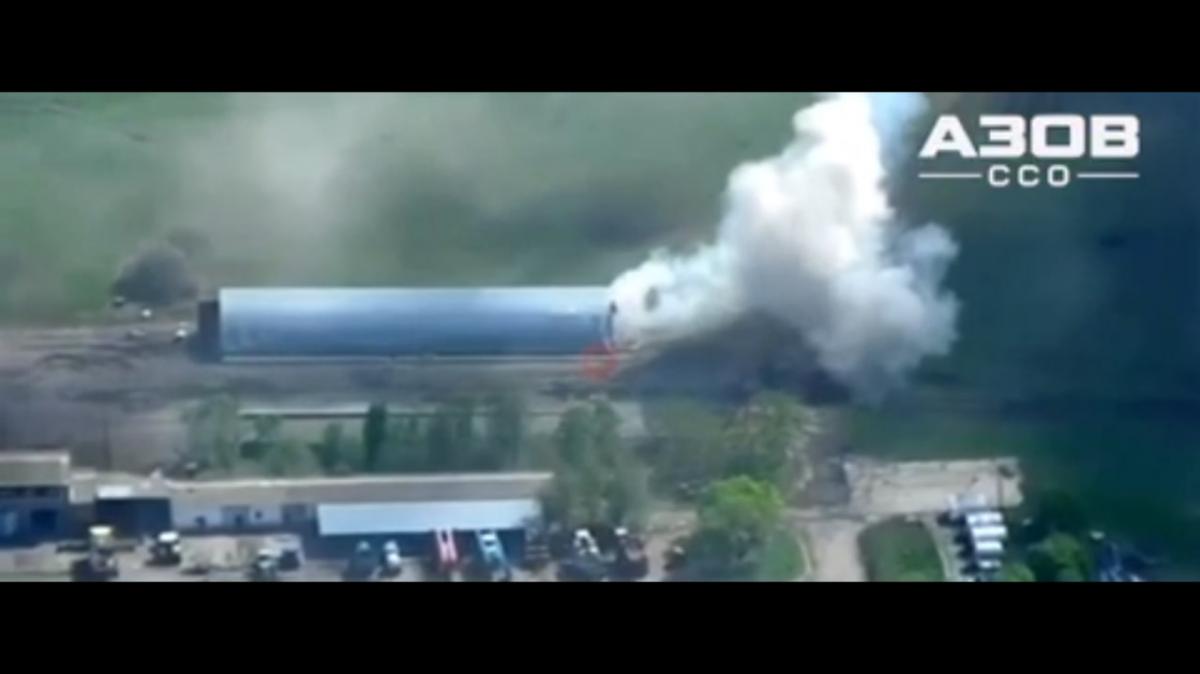Українські воїни розгромили ангар з російською технікою (відео) Українські воїни розгромили ангар з російською технікою (відео)