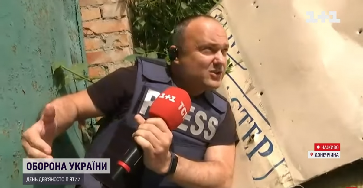 Журналісти ТСН потрапили під обстріл окупантів у прямому ефірі / Скриншот Журналісти ТСН потрапили під обстріл окупантів у прямому ефірі / Скриншот