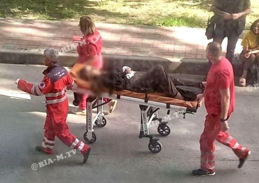 Поранених відвозять з місця вибуху / фото "РИА Мелітополь"