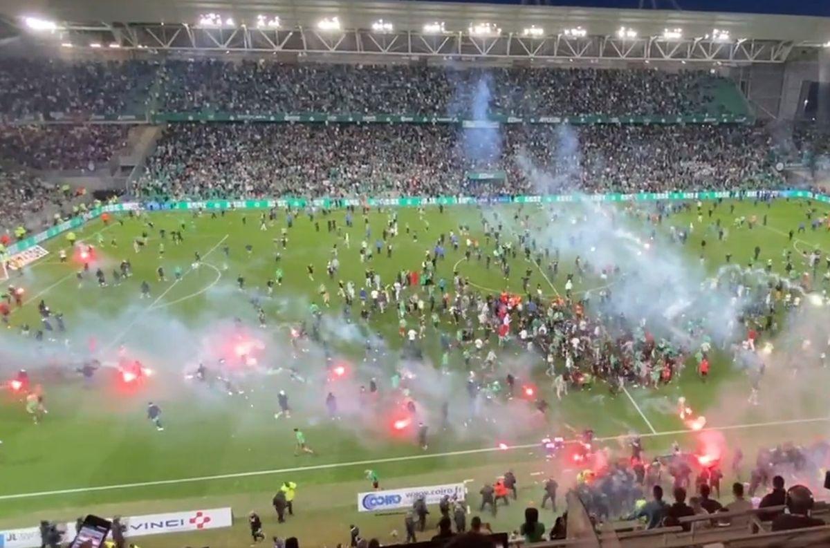 Фанаты "Сент-Этьена" устроили хаос на стадионе / Скриншот с видео