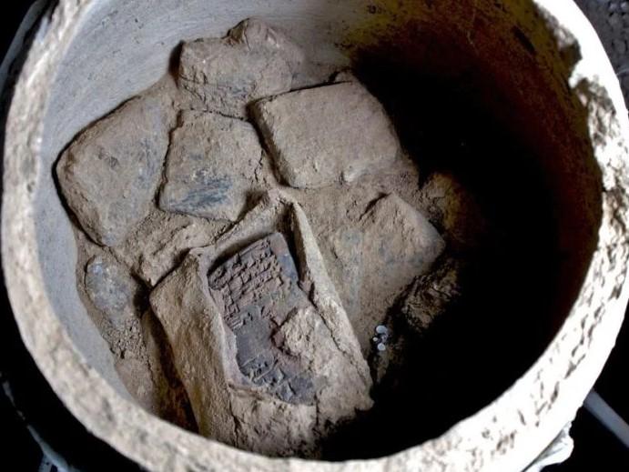 На місці розкопок знайшли кілька керамічних глечиків з глиняними табличками всередині / фото Universities of Freiburg and Tübingen, KAO На місці розкопок знайшли кілька керамічних глечиків з глиняними табличками всередині / фото Universities of Freiburg and Tübingen, KAO