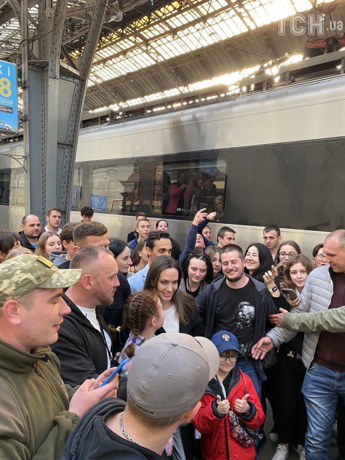Приезд звезды. Джоли на Украине 2022. Анджелина Джоли во Львове. Анджелина Джоли во Львове фото. Люди на вокзале.