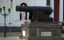 В Одессе с Приморского бульвара убрали табличку "Слава русского оружия"