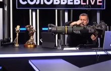 "Тинц-тинц": пропагандист Соловйов вкрав з Маріуполя використаний тубус від NLAW (відео)
