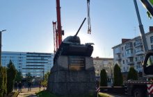 На площі Перемоги у Житомирі демонтували радянський танк (відео)