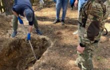 На Київщині знайшли тіла хлопців, яких окупанти розстріляли в авто й переїхали танком (фото)