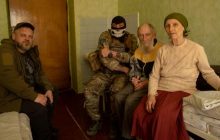 Бабця з прапором СРСР хотіла "примирення", а отримала міну від окупантів (відео)