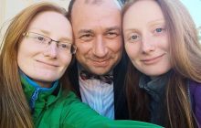 Профессор Ужгородского университета проводит пары для студентов, сидя в окопе (фото)