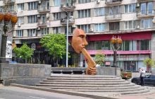 В центре Киева Путину засунули в рот символ украинского превосходства (фото, видео)