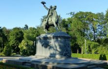 Русский военный, бери и уходи: в Измаиле памятник Суворову обложили бытовой техникой