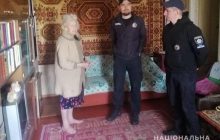 Допомогла записка: у Києві поліцейські врятували від голодної смерті літню жінку (фото)
