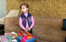 Плаче і ходить з рюкзаком: 4-річну Алісу, яку під час евакуації з "Азовсталі" розлучили з мамою, віддали родичам