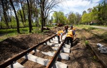 У Пущі-Водиці почали відновлювати трамвайну колію, пошкоджену внаслідок обстрілів (фото)