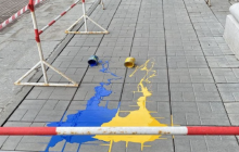 Разлившего краски в цветах флага Украины россиянина оштрафовали на 93 тысячи рублей
