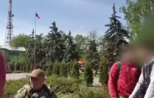 У Скадовську підлітки розгнівали окупанта відповіддю на запитання про Бандеру (відео)