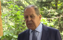 Глава российского МИД нахамил журналистам, отправив их "говорить с павлинами" (видео)