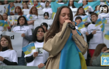 Благодійний матч Флора - Динамо розпочався емоційним виступом дівчини з міста-героя Маріуполь