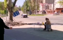 Стихийные рынки и дети на улицах: появилось новое видео из разрушенного Мариуполя