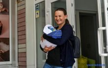 На войне потеряла маму, брата, мужа: в Запорожье из роддома встретили жену с сыном погибшего "азовца"