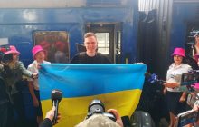 Участник Kalush Orchestra вернулся в Киев и сыграл на сопилке: как его встречали на вокзале (видео)