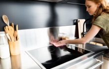 Эксперты назвали "чудодейственное" средство, которое отмоет жир с плиты за 5 минут