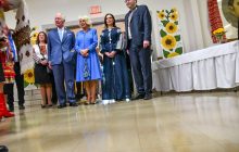 Принцу Чарльзу подарили украинскую марку о российском военном корабле (фото)