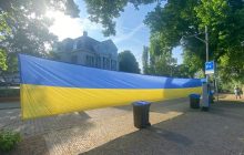 Перед посольством РФ в Гааге вывешивают огромный флаг Украины: его охраняют 100 человек