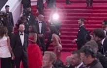 На червону доріжку в Каннах вибігла оголена активістка у синьо-жовтому кольорі (відео)