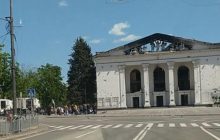 "Свято на кістках": окупанти влаштували екскурсію у зруйнованому драмтеатрі Маріуполя (фото)