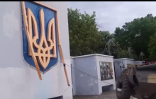 В Херсоне рашисты на БТР сняли герб Украины (видео)