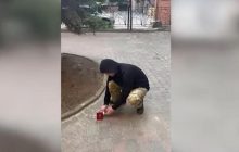 "Это геноцид": экс-военный РФ сжег свой паспорт и пошел защищать Харьков (видео)